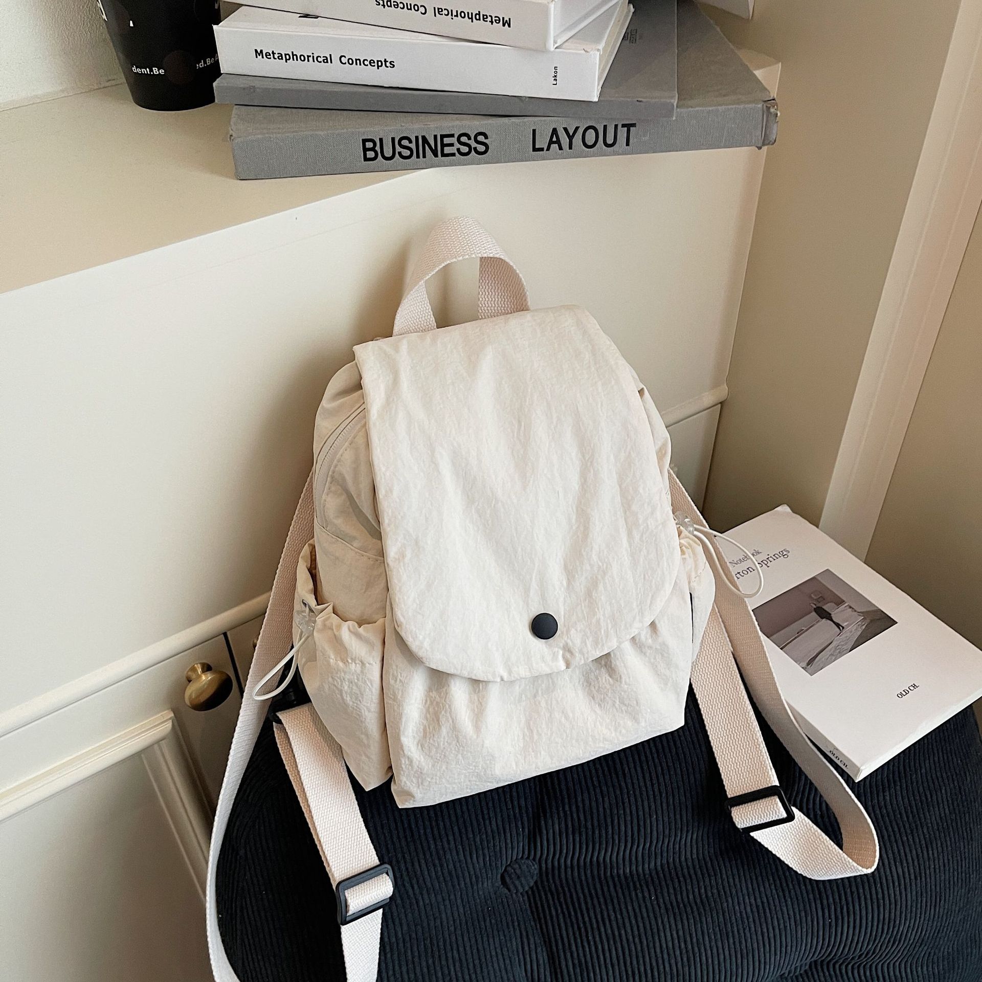 Новый вместительный многофункциональный легкий простой и модный водоотталкивающий рюкзак для мужчин и женщин. .