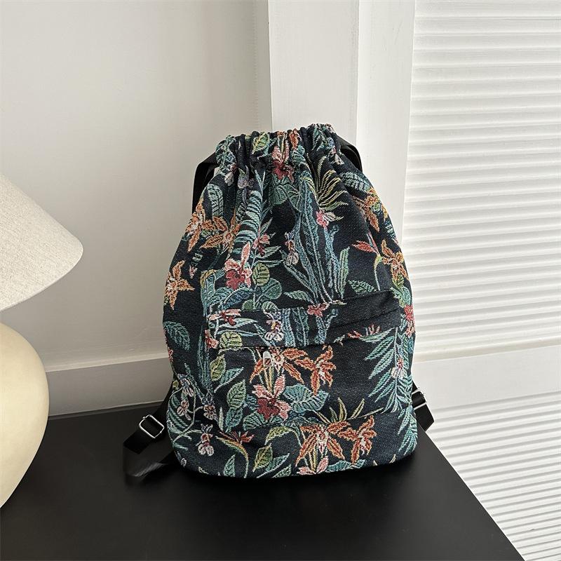 Вместительный, минималистичный и модный рюкзак